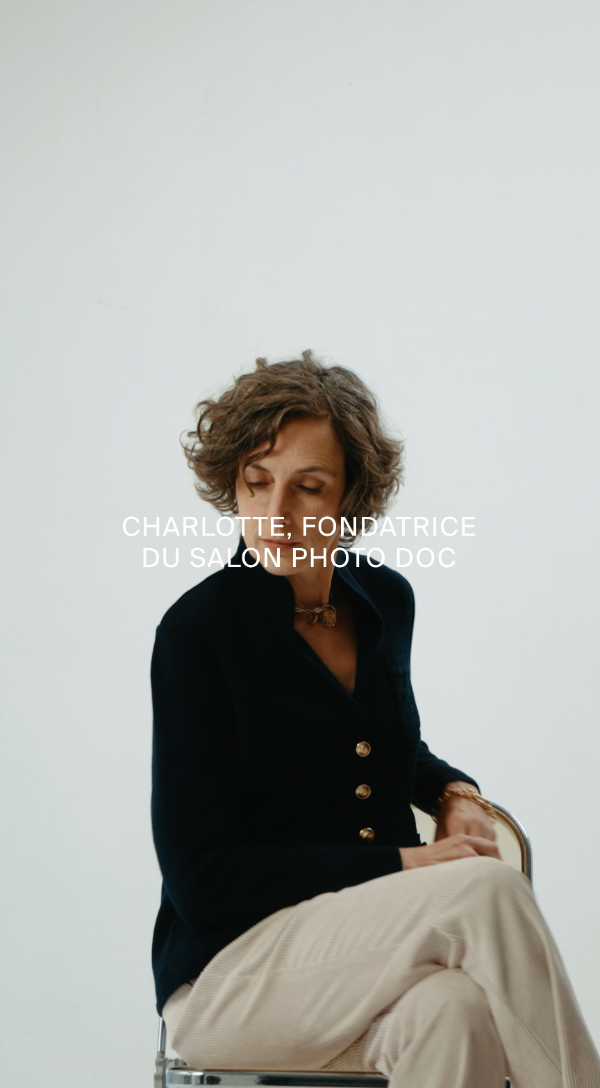 Charlotte Flossaut, fondatrice du Salon Photo Doc, incarne une féminité affirmée à travers la photographie et l'art de s'aimer soi-même.