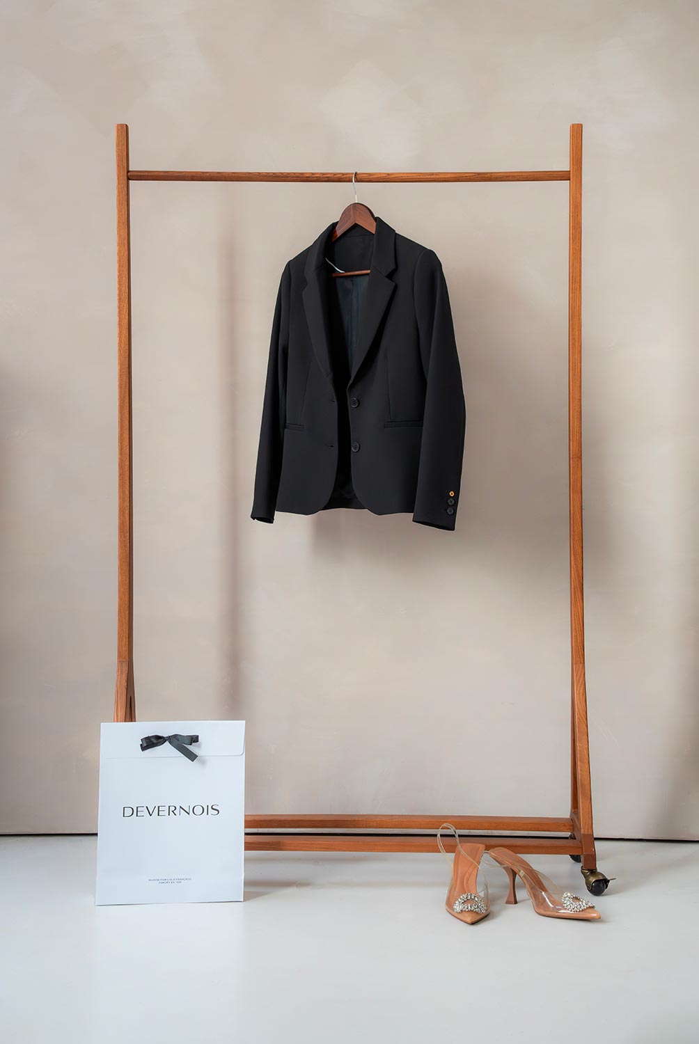  Découvrez le vestiaire d’hiver Devernois : robes, pantalons fluides et mailles raffinées pour une allure chic et féminine tout au long de la saison