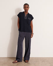 pull sans manches en laine mérinos et viscose bleu marine avec liseré blanc 