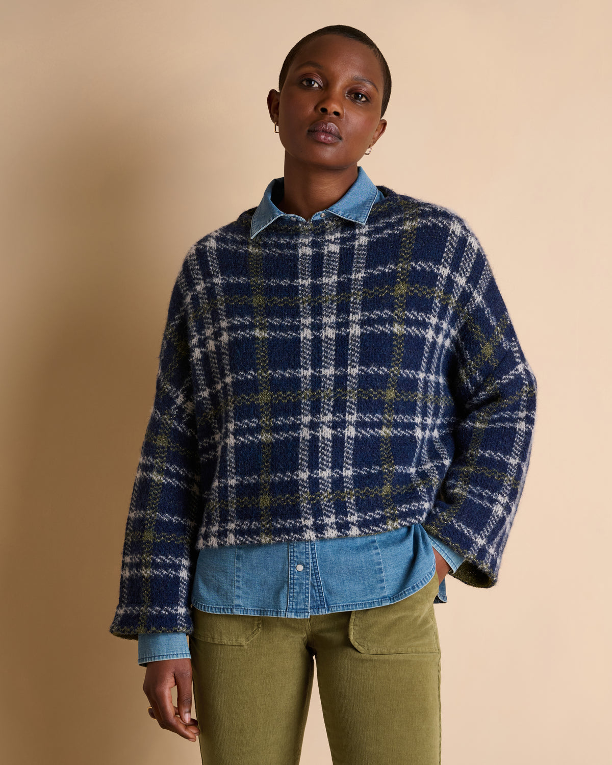 Pull court bleu marine à carreaux col montant en laine ALICE/14050/886