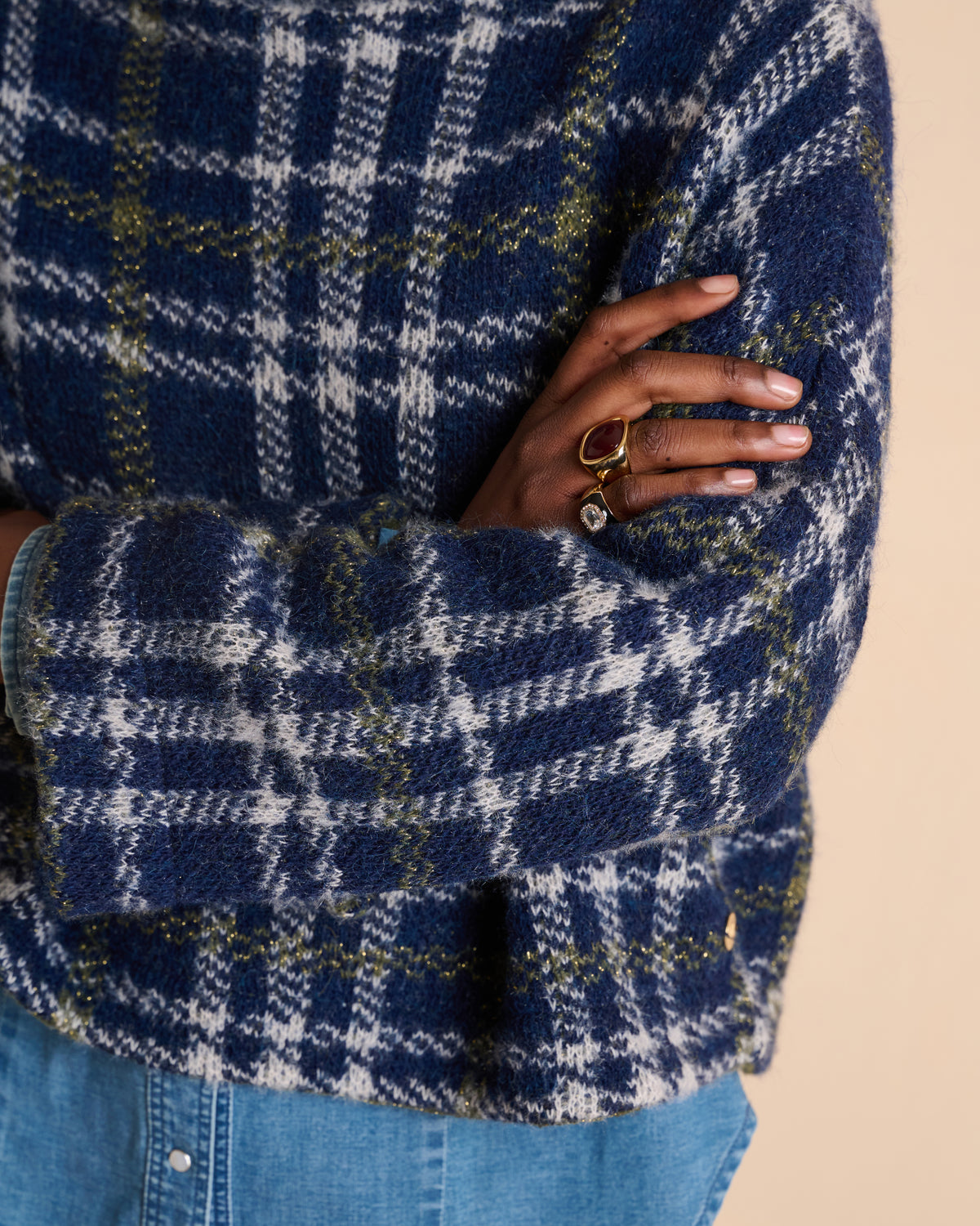 Pull court bleu marine à carreaux col montant en laine ALICE/14050/886