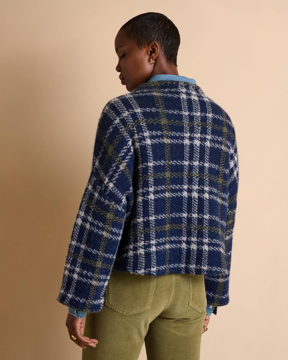 Pull court bleu marine à carreaux col montant en laine ALICE/14050/886