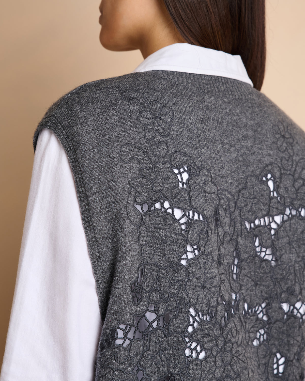 Pull gris sans manches encolure V dos brodé ANGELLE/14129/441