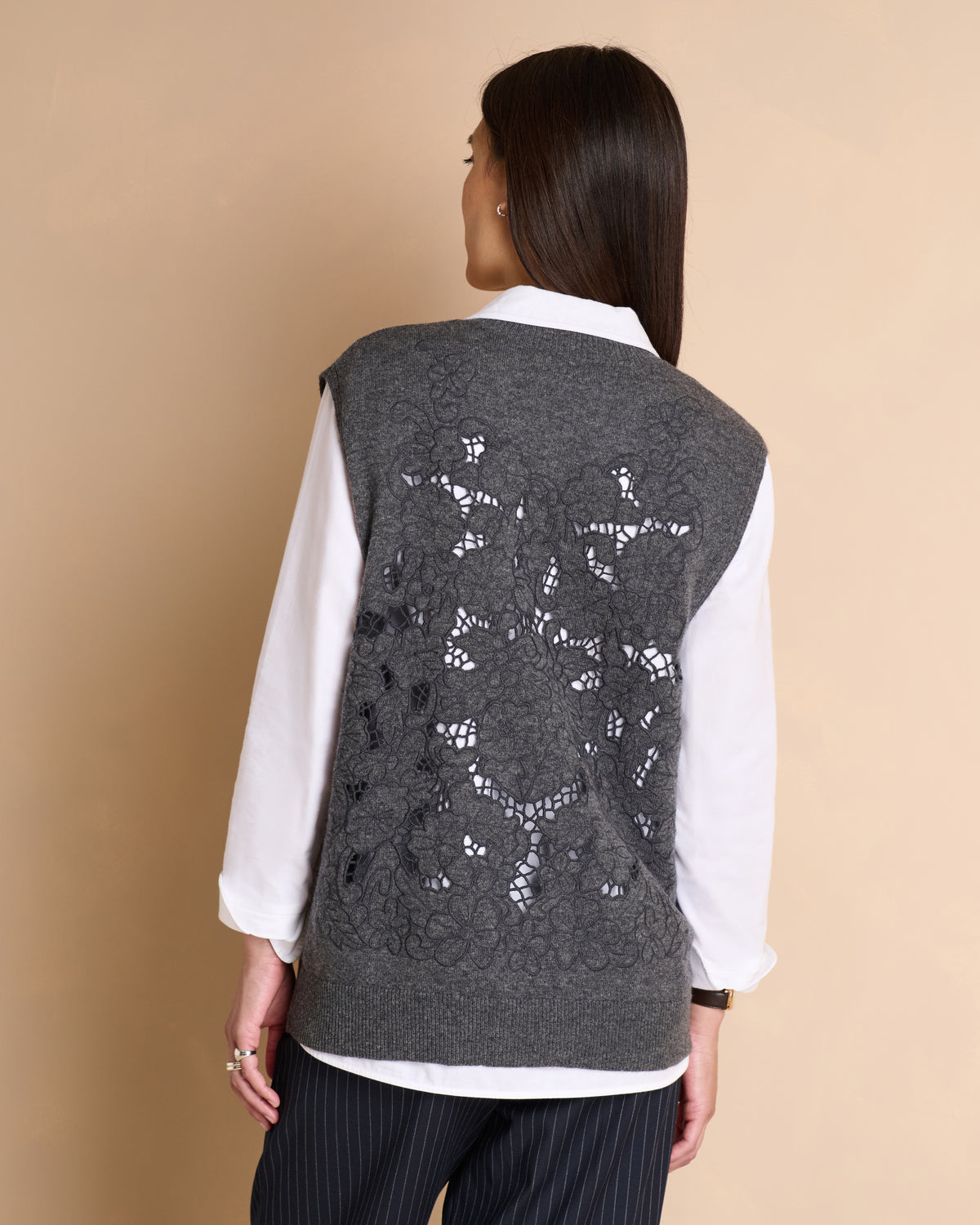 Pull gris sans manches encolure V dos brodé ANGELLE/14129/441