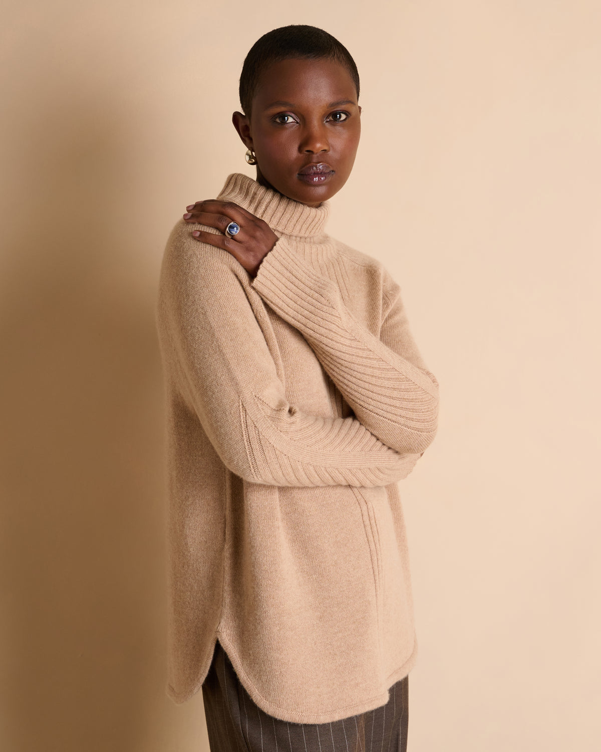 Pull beige col montant dessin en côtes ANNA/14130/010
