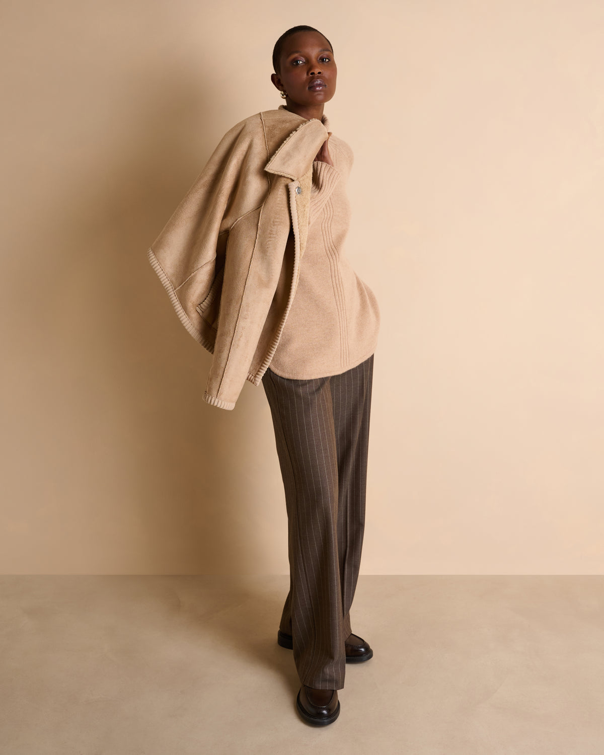 Pull beige col montant dessin en côtes ANNA/14130/010