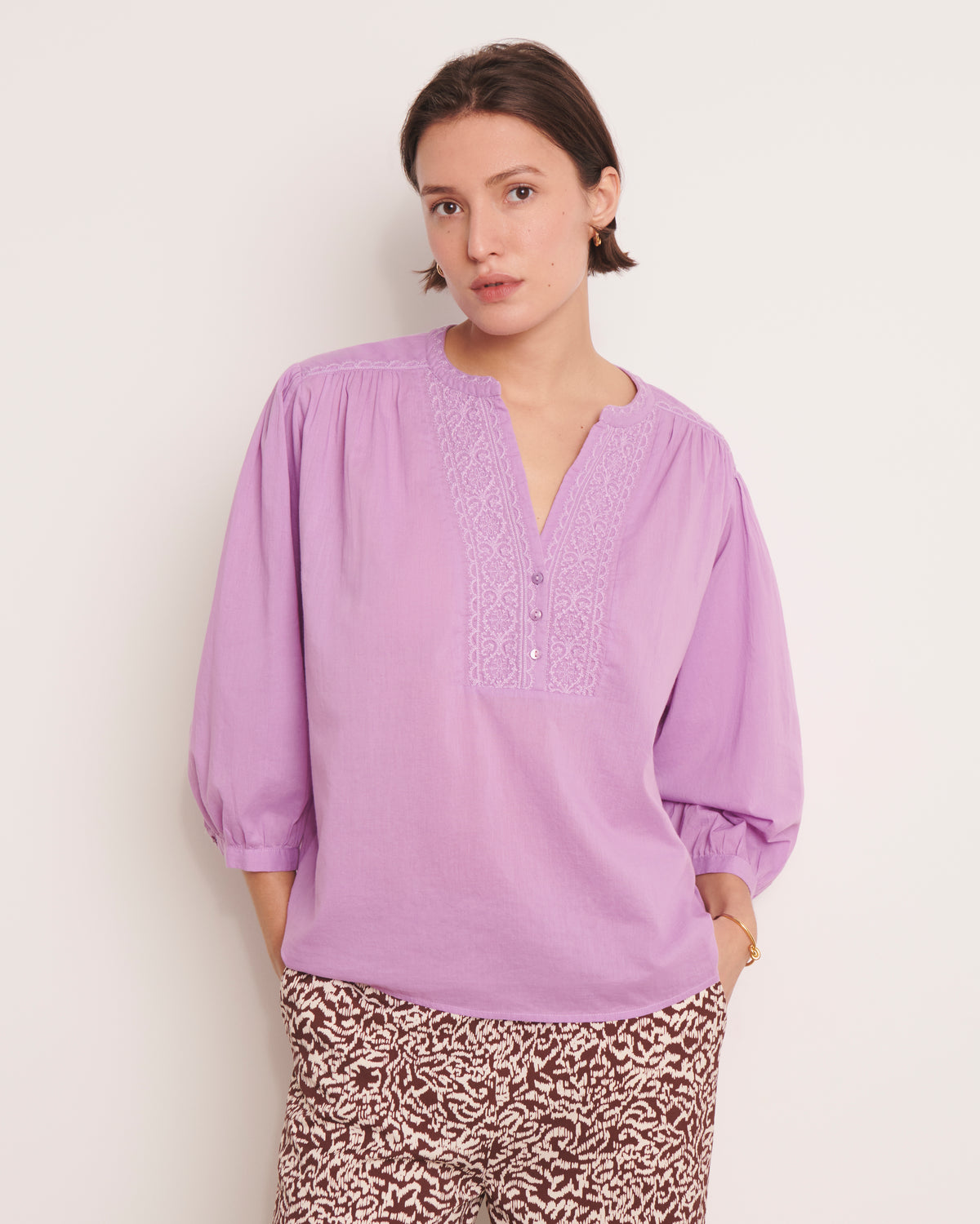 blouse brodée en voile de coton violet parme