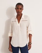 blouse fluide en crêpe de viscose écru détail ruban jour echelle