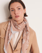 carré plissé en satin motif fleuri