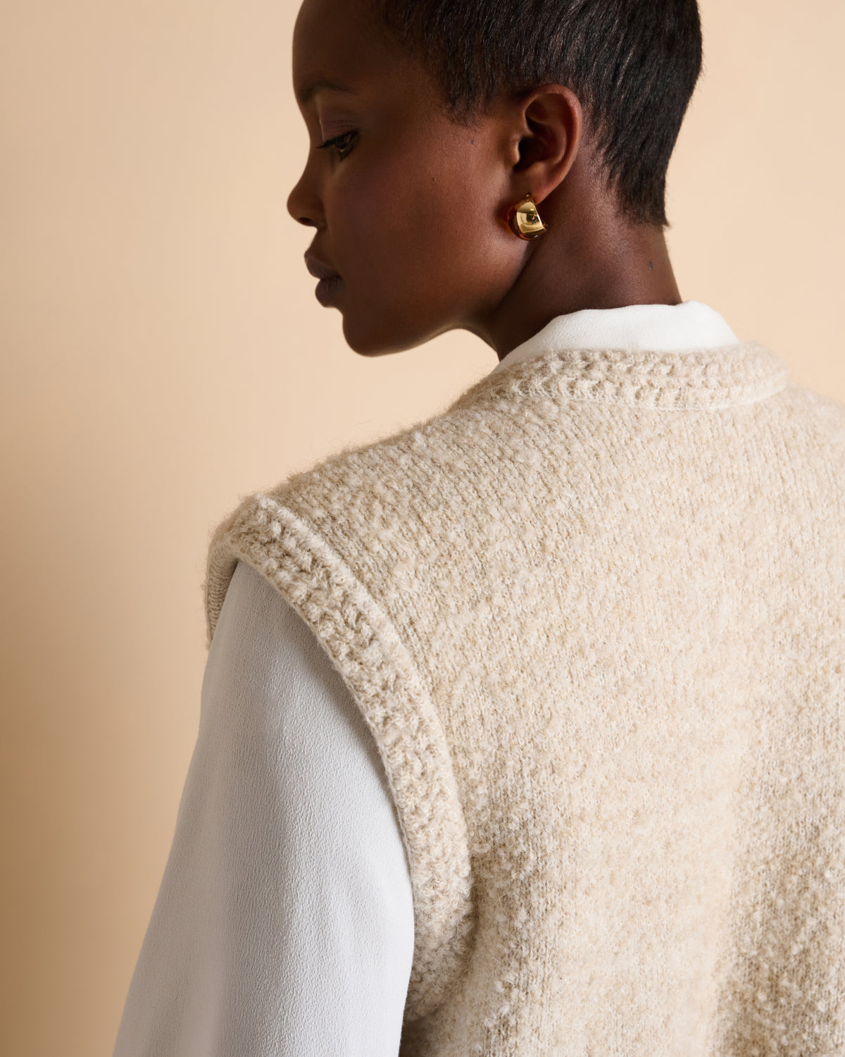 Gilet beige sans manches en laine bouclette col rond