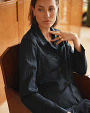 Veste bleue courte à rayures boutonnée en tissu stretch
