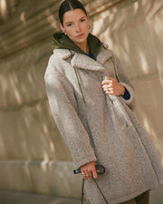 Manteau long beige col tailleur en fausse fourrure
