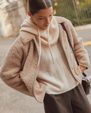 Manteau court réversible beige foncé en fausse fourrure