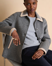 Manteau gris court boutonné en laine double face