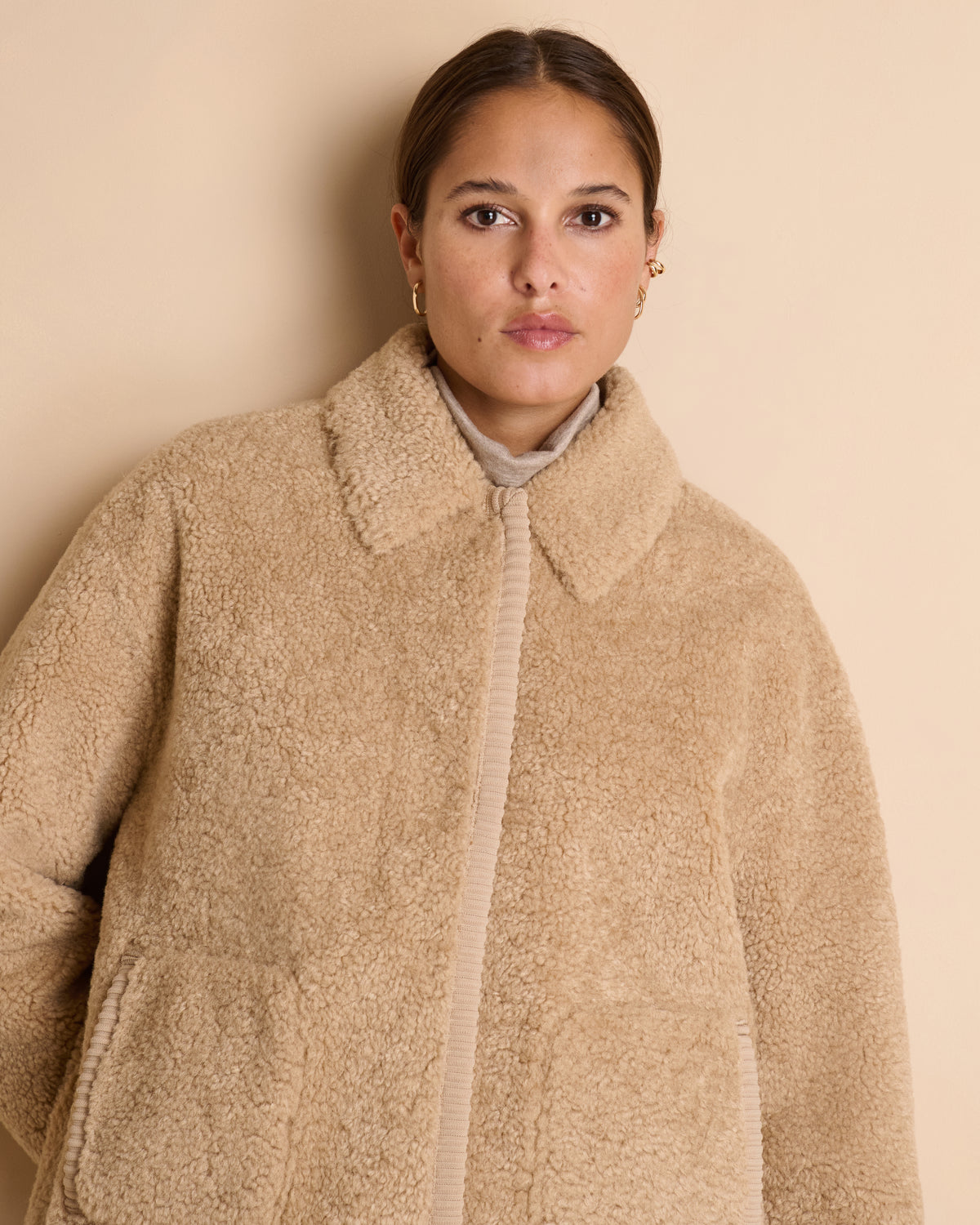 Manteau court réversible beige foncé en fausse fourrure