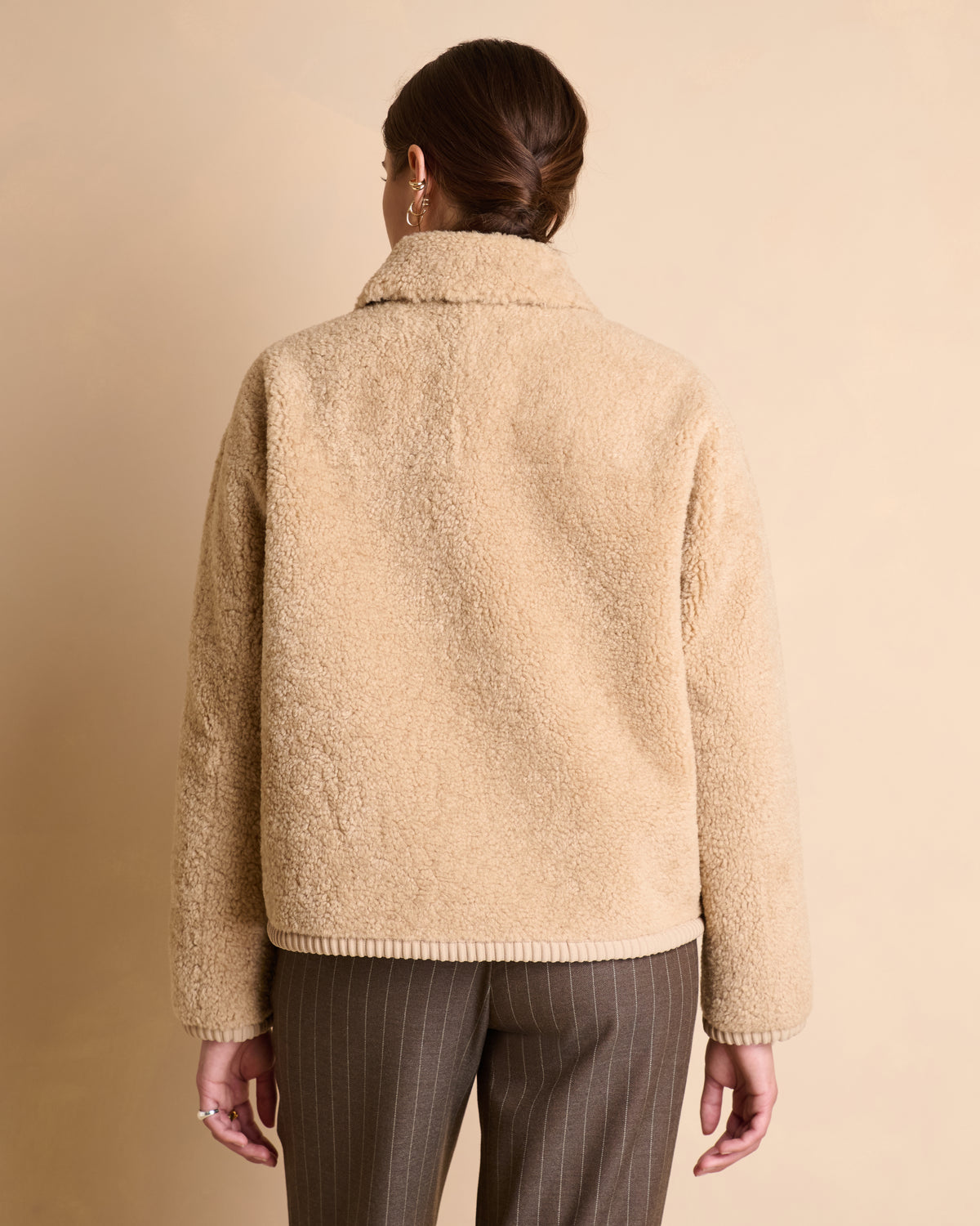 Manteau court réversible beige foncé en fausse fourrure