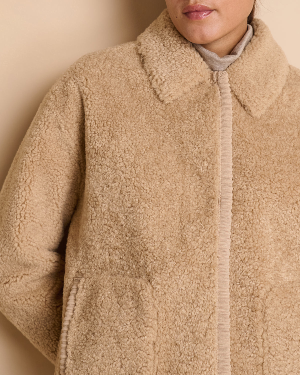 Manteau court réversible beige foncé en fausse fourrure