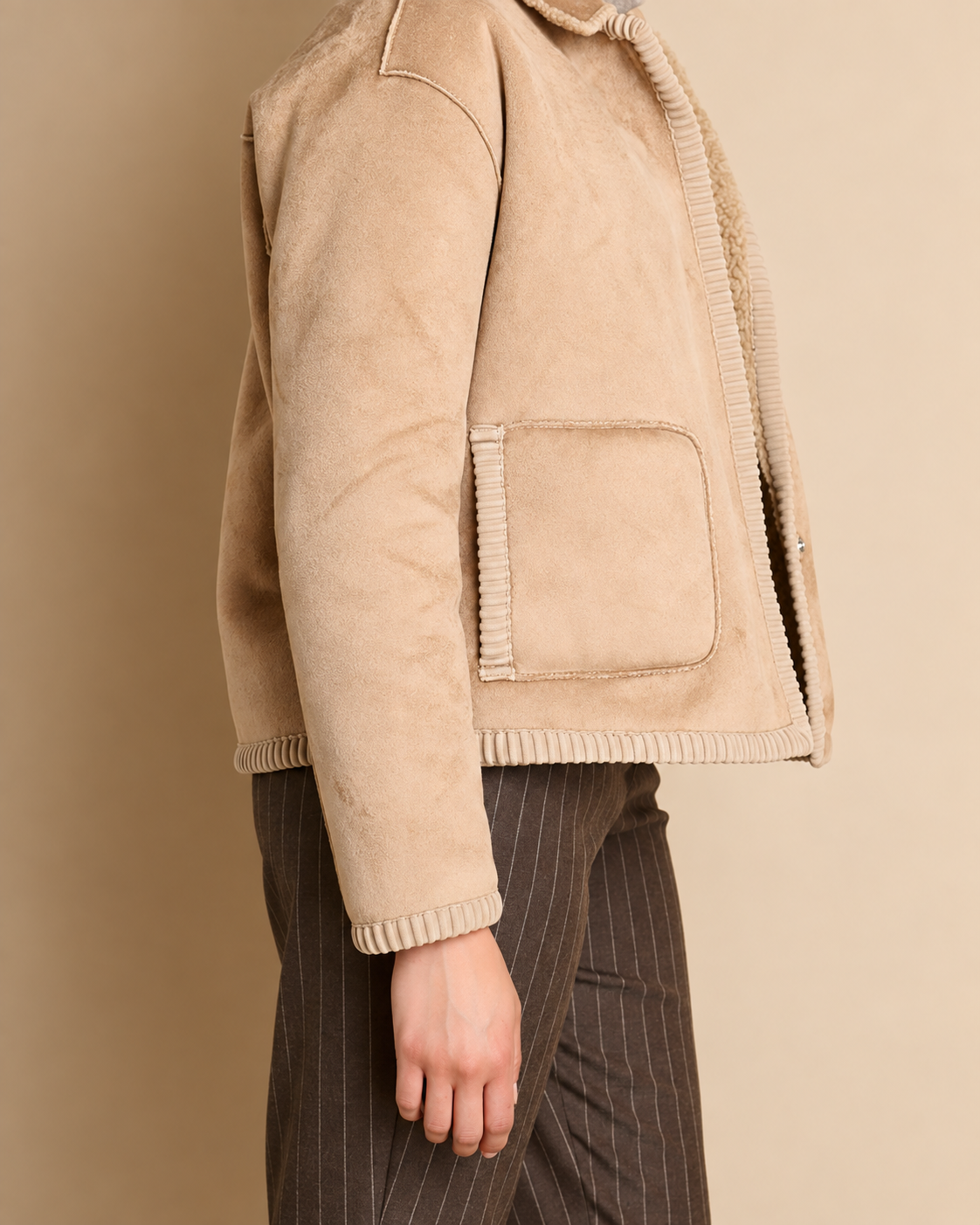 Manteau court réversible beige foncé en fausse fourrure