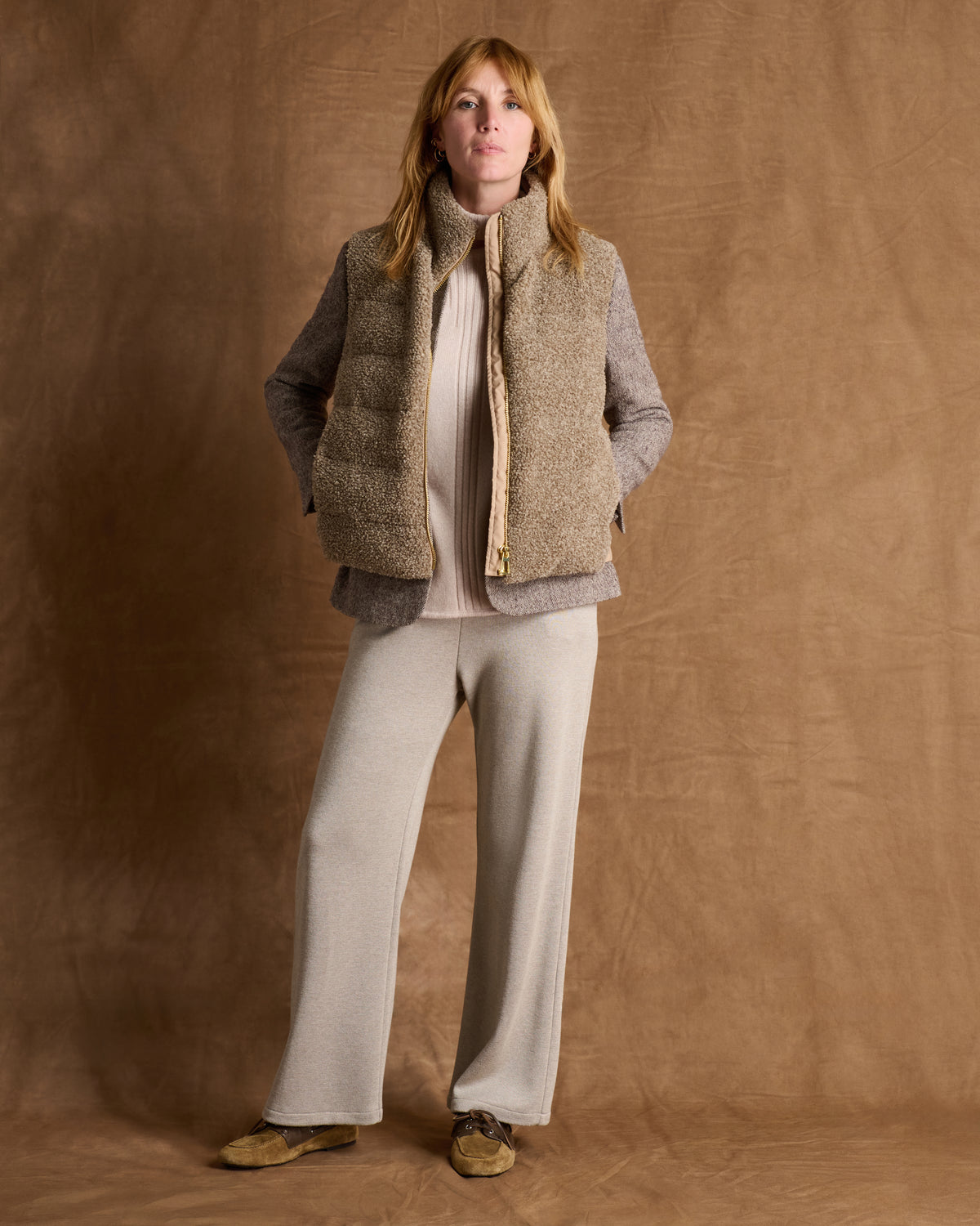 Manteau court beige foncé zippé sans manches col montant MARIO/14110/022