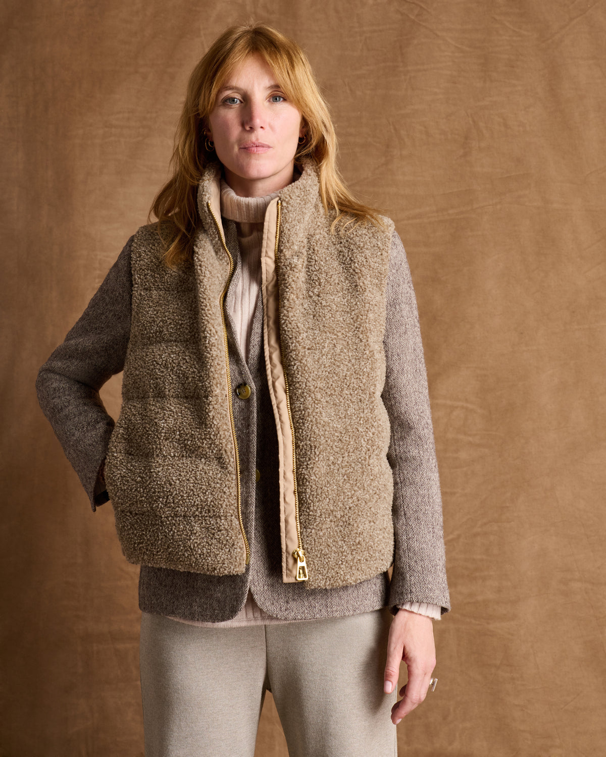 Manteau court beige foncé zippé sans manches col montant MARIO/14110/022