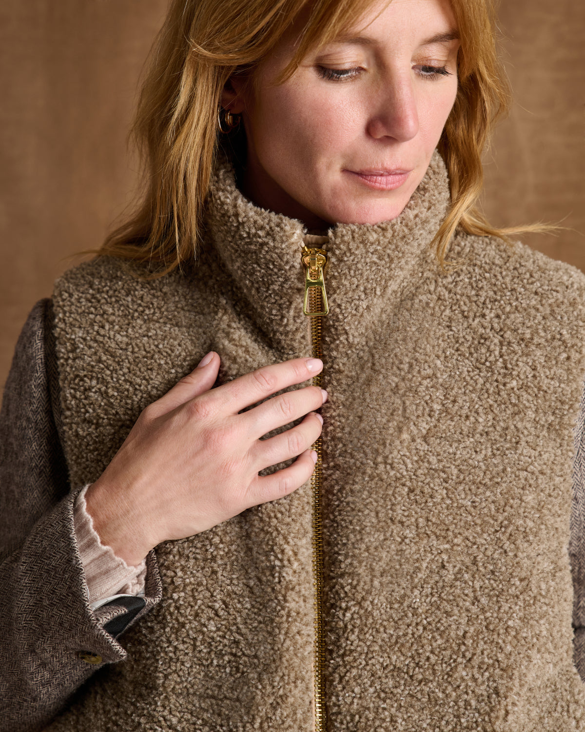Manteau court beige foncé zippé sans manches col montant MARIO/14110/022