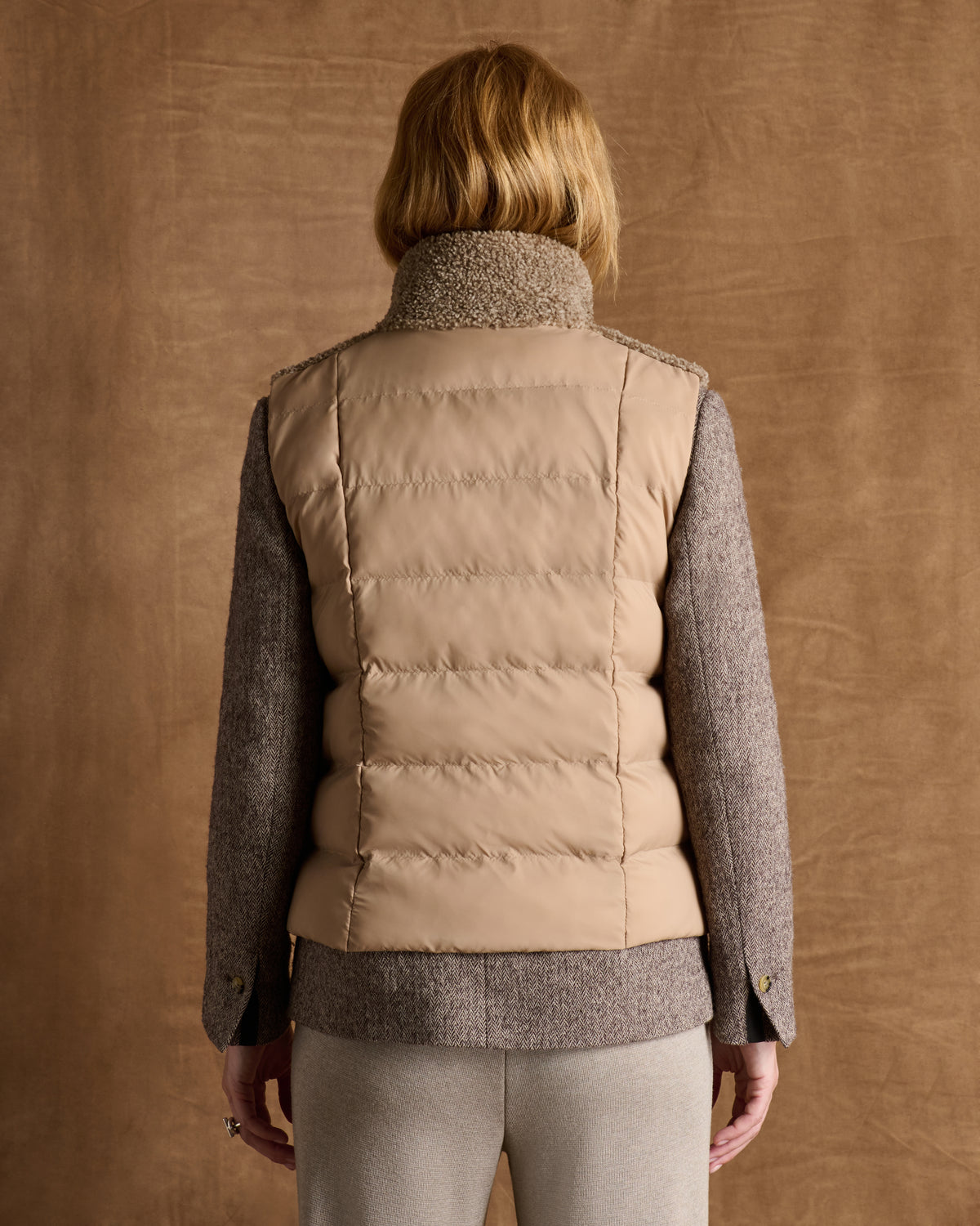 Manteau court beige foncé zippé sans manches col montant MARIO/14110/022