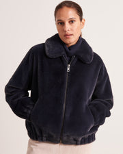 manteau court en fausse fourrure bleu marine 