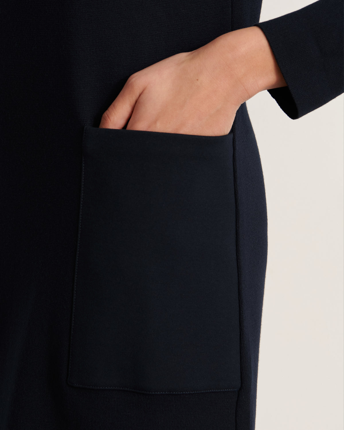 Robe courte en maille encolure V OBSCURE/11085/886