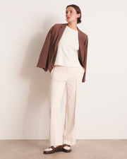 pantalon large et droit blanc cassé pliure sur la jambe