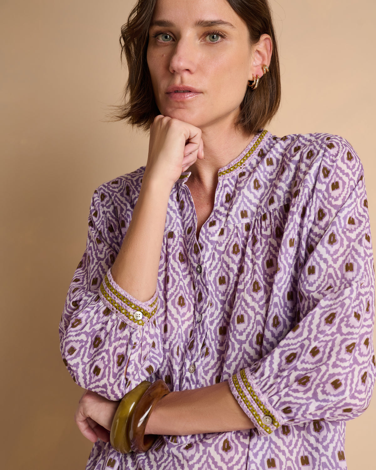 Robe courte imprimée violette avec un volant RAFAELA/13325/640