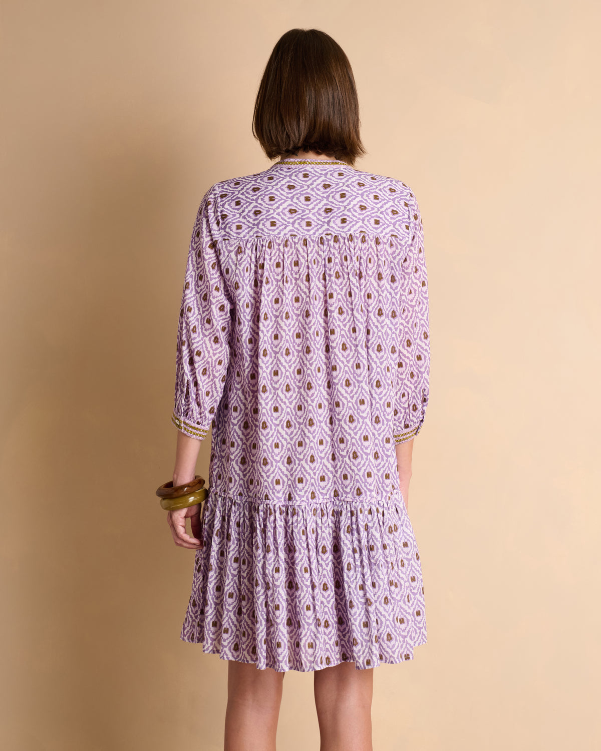 Robe courte imprimée violette avec un volant RAFAELA/13325/640