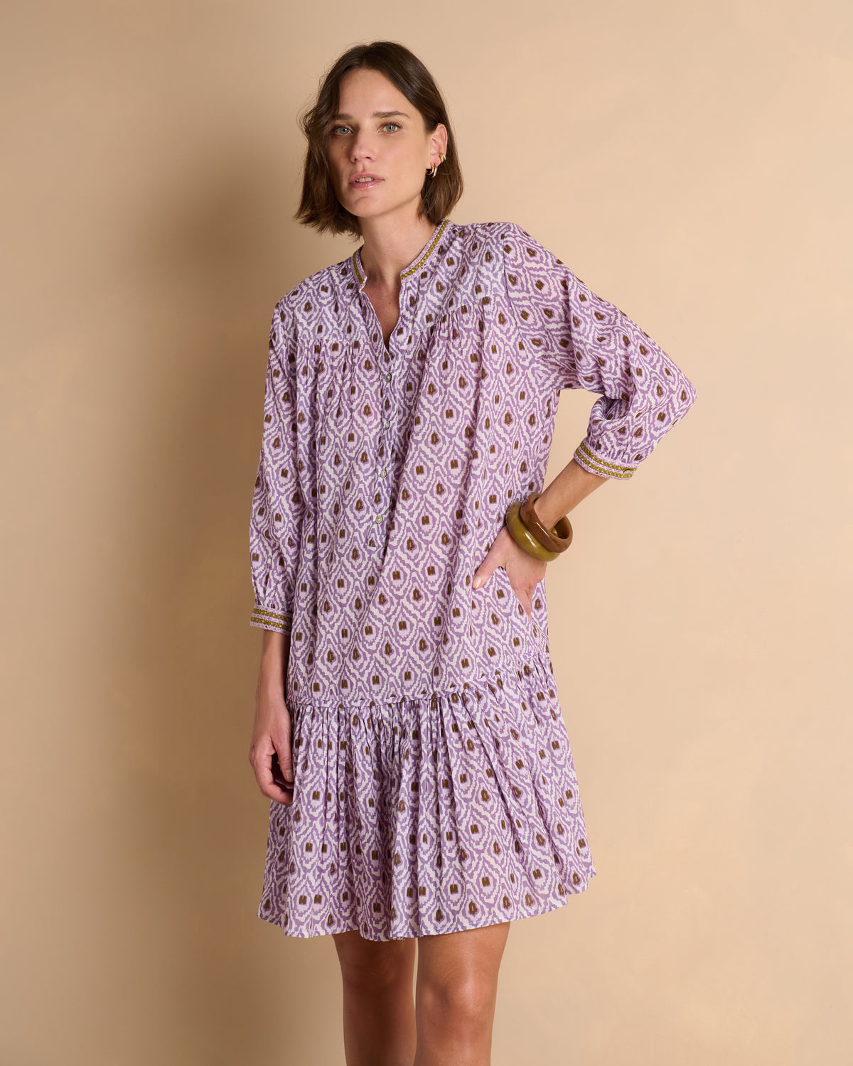 Robe courte imprimée violette avec un volant RAFAELA/13325/640