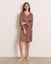 robe droite encolure V en tissu gaufré marron cigare