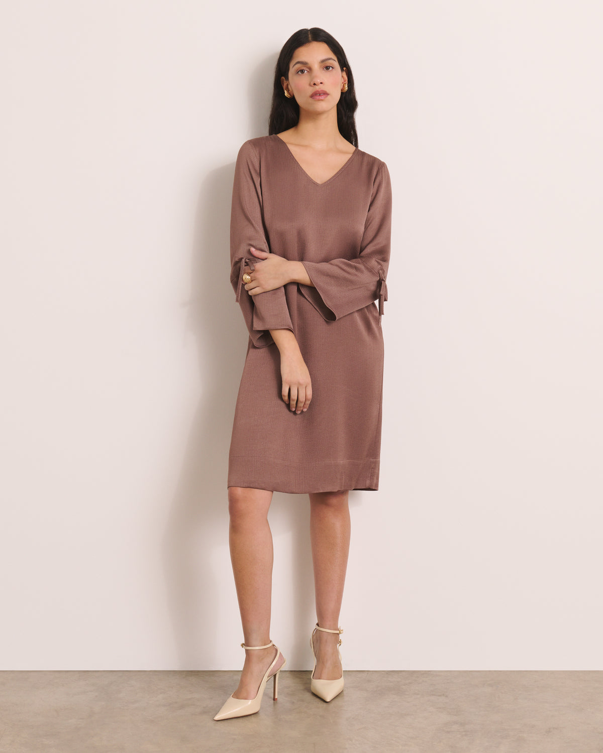 Robe courte droite marron encolure V RIO/13220/053