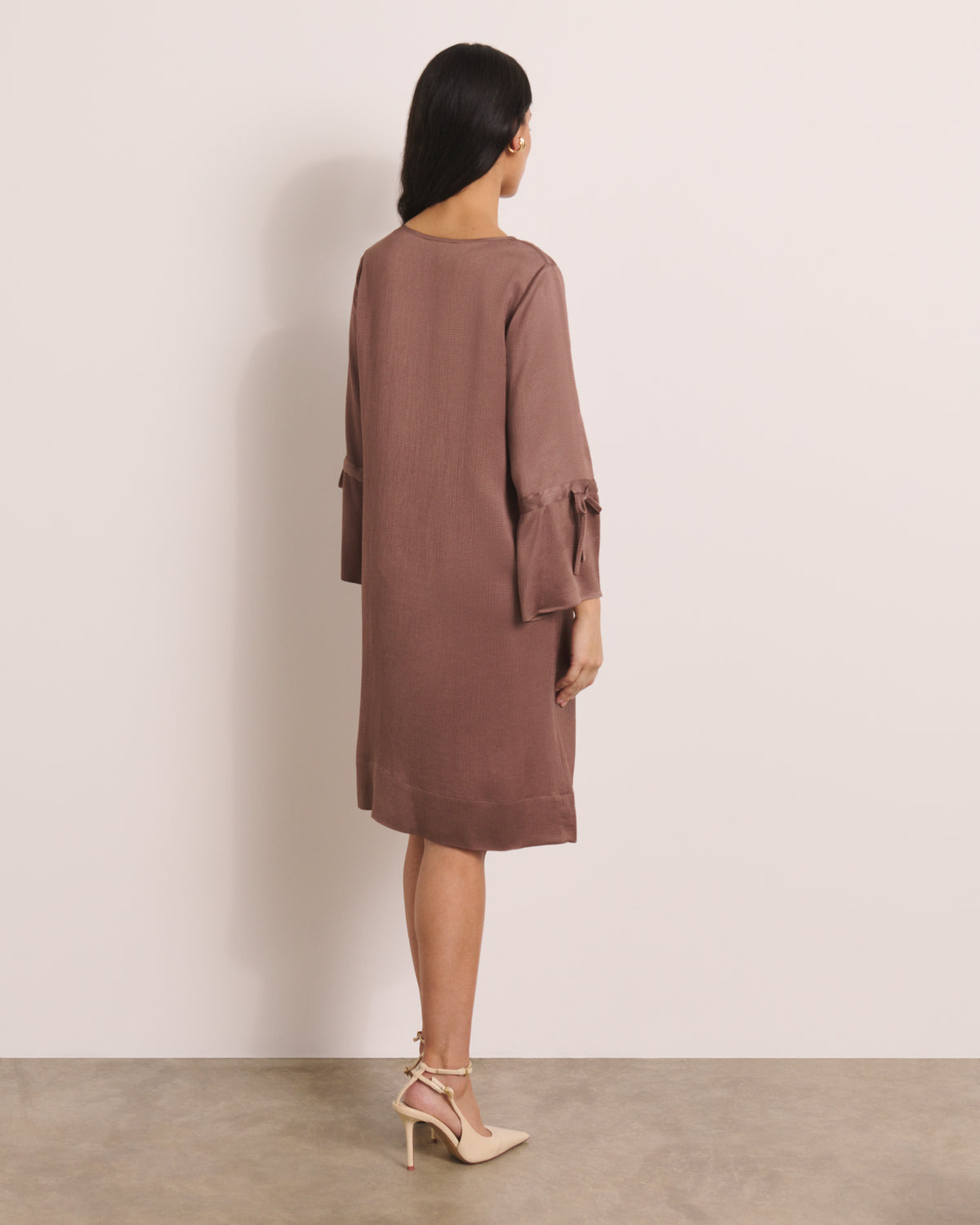 Robe courte droite marron encolure V RIO/13220/053