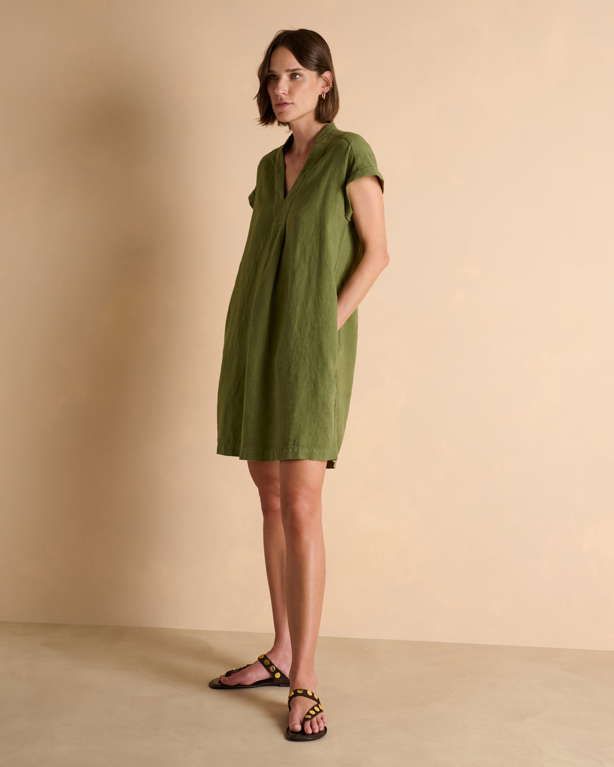 Robe courte vert kaki encolure V ROSNY/13125/224