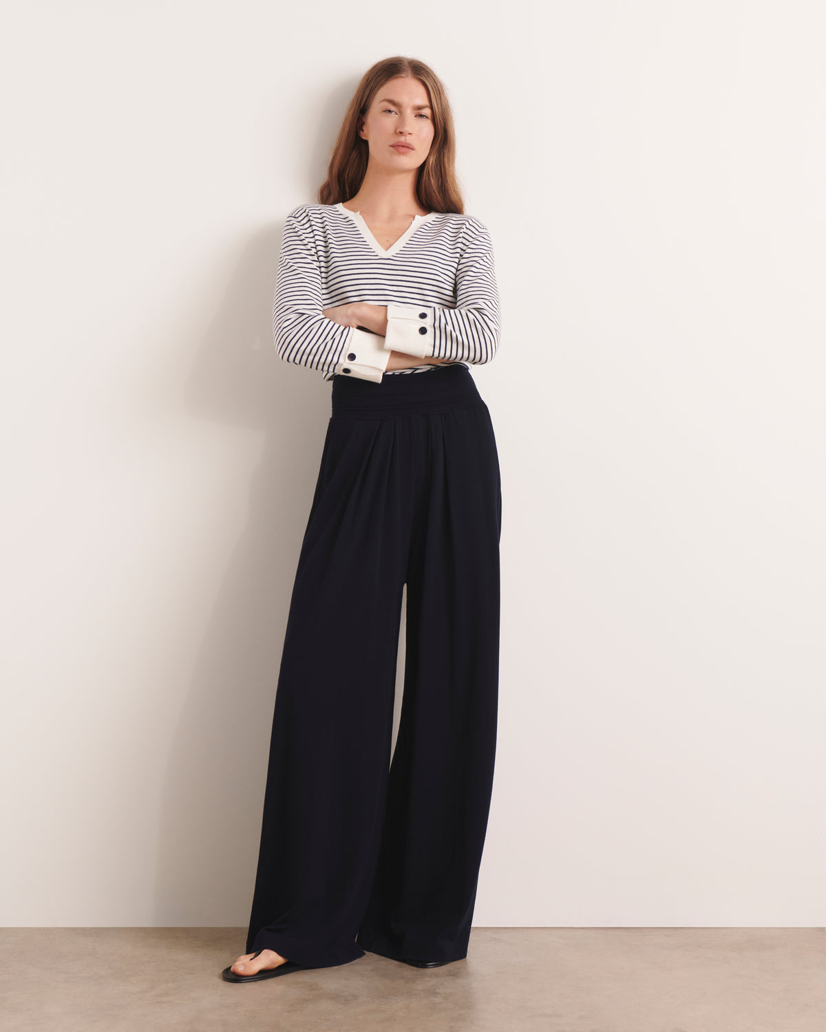 Pantalón ancho y fluido azul marino de punto de jersey YANG/13042/317